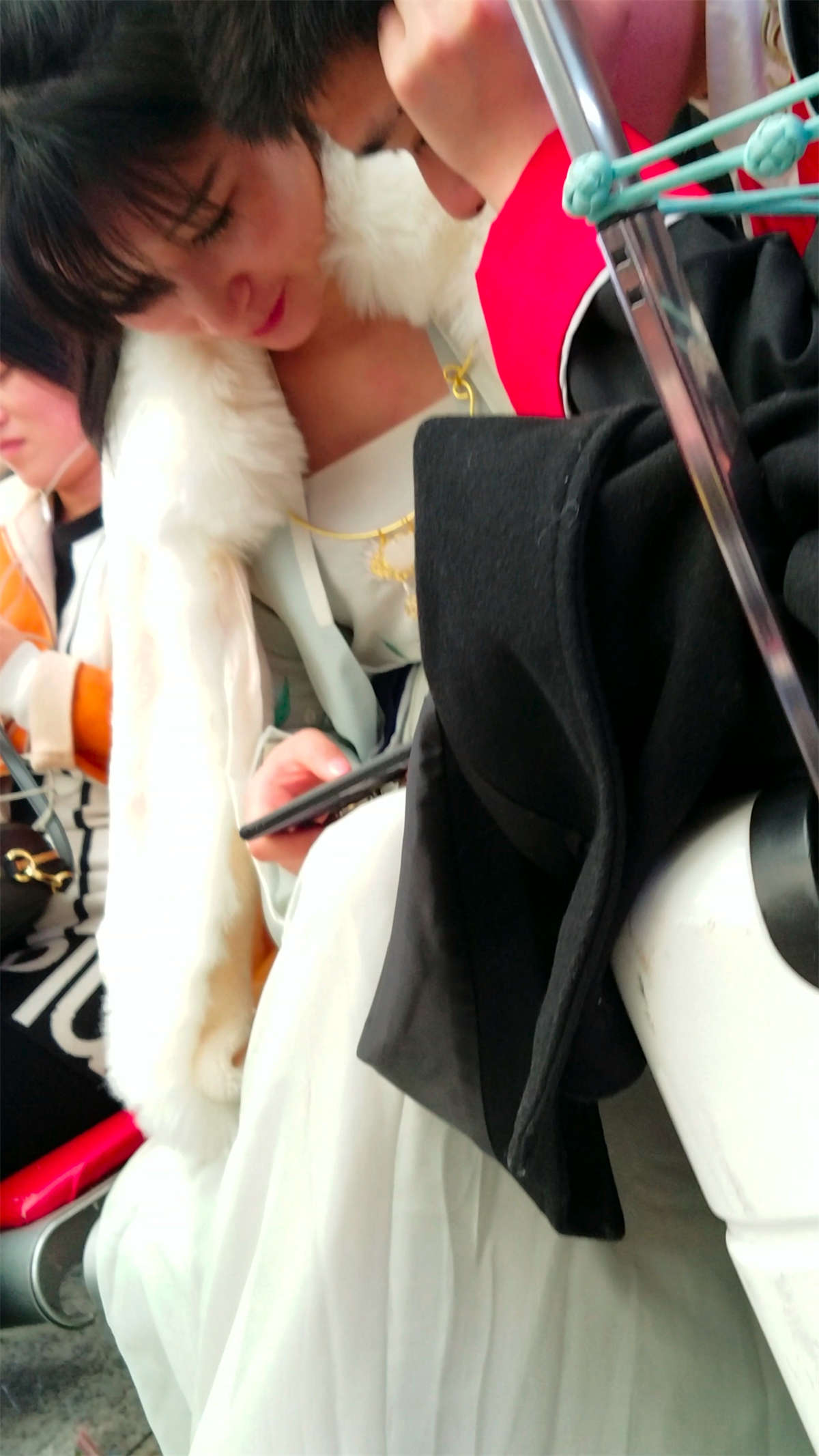 图片[2]-[4K高清视频]高铁站候车的古装漂亮长发美女-日更街拍