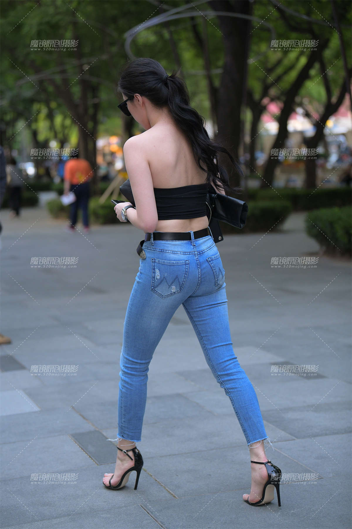 图片[2]-【街拍之魂赛帖】超性感一字抹胸紧身蓝牛高挑艳媚大美女-日更街拍