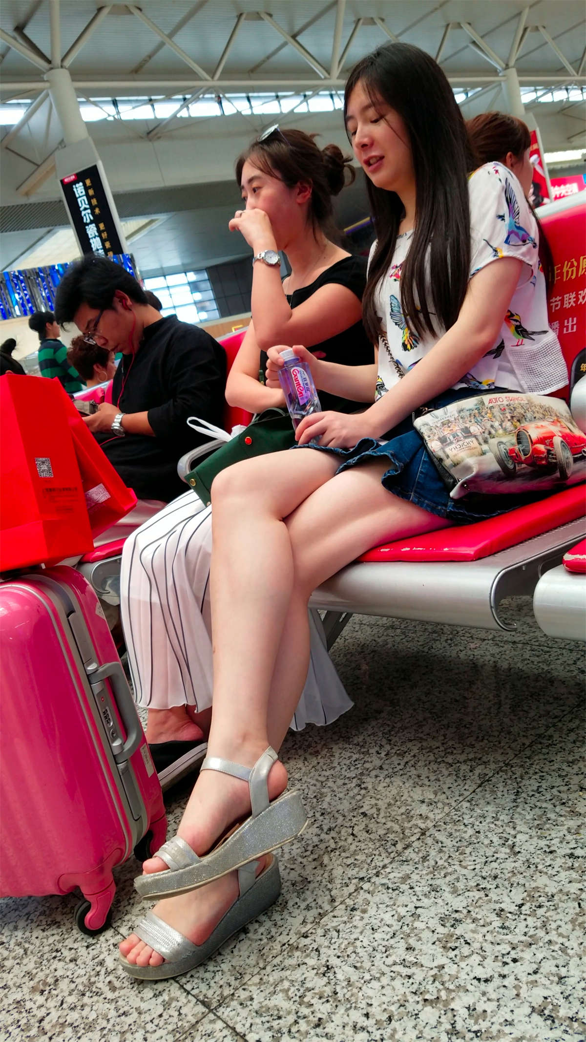 [4K高清视频]两位极品大美腿靓妹在等火车-日更街拍