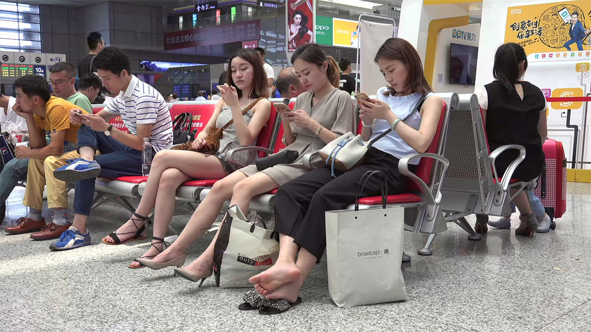 图片[2]-三个年轻女孩，光脚凉拖和高跟，各司其职展现美足的不同形态-日更街拍