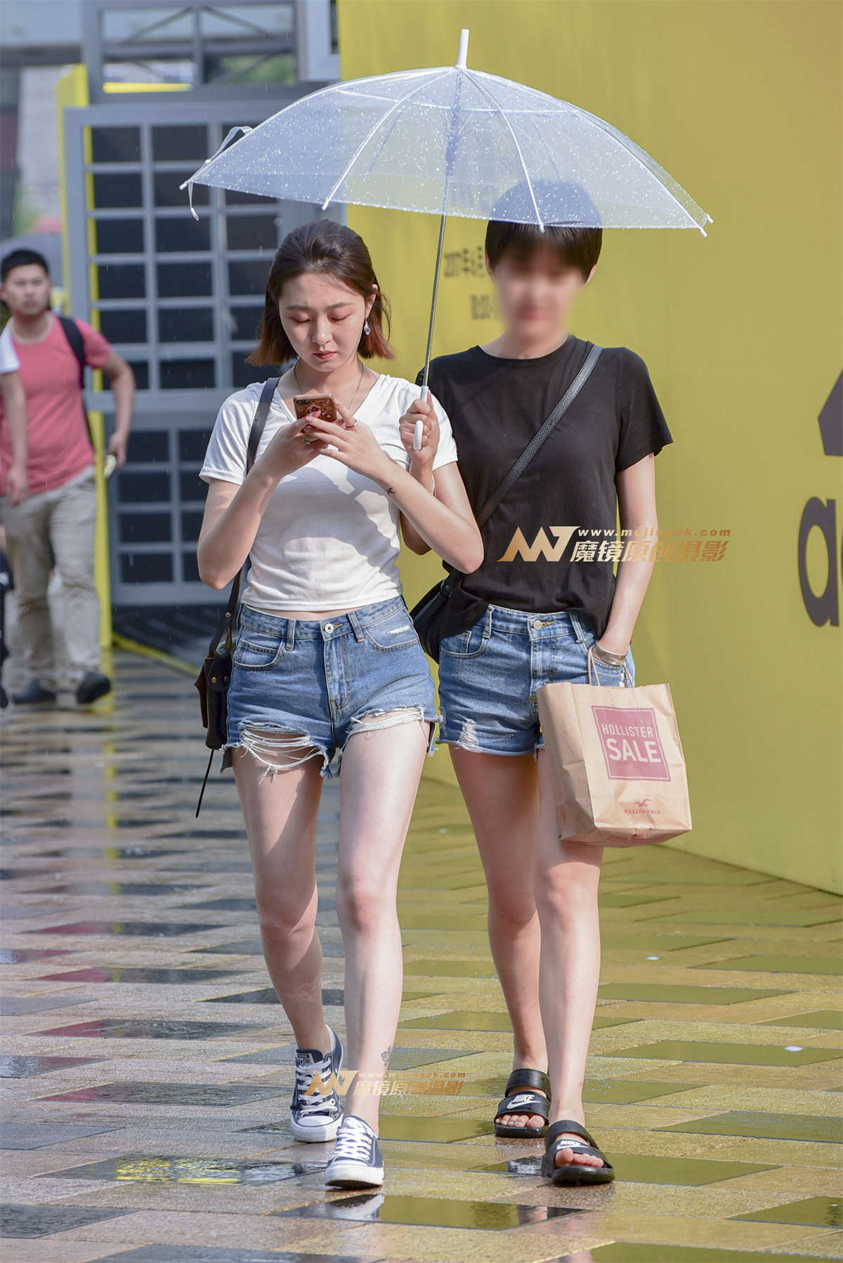 图片[2]-雨后热裤长腿美女-日更街拍