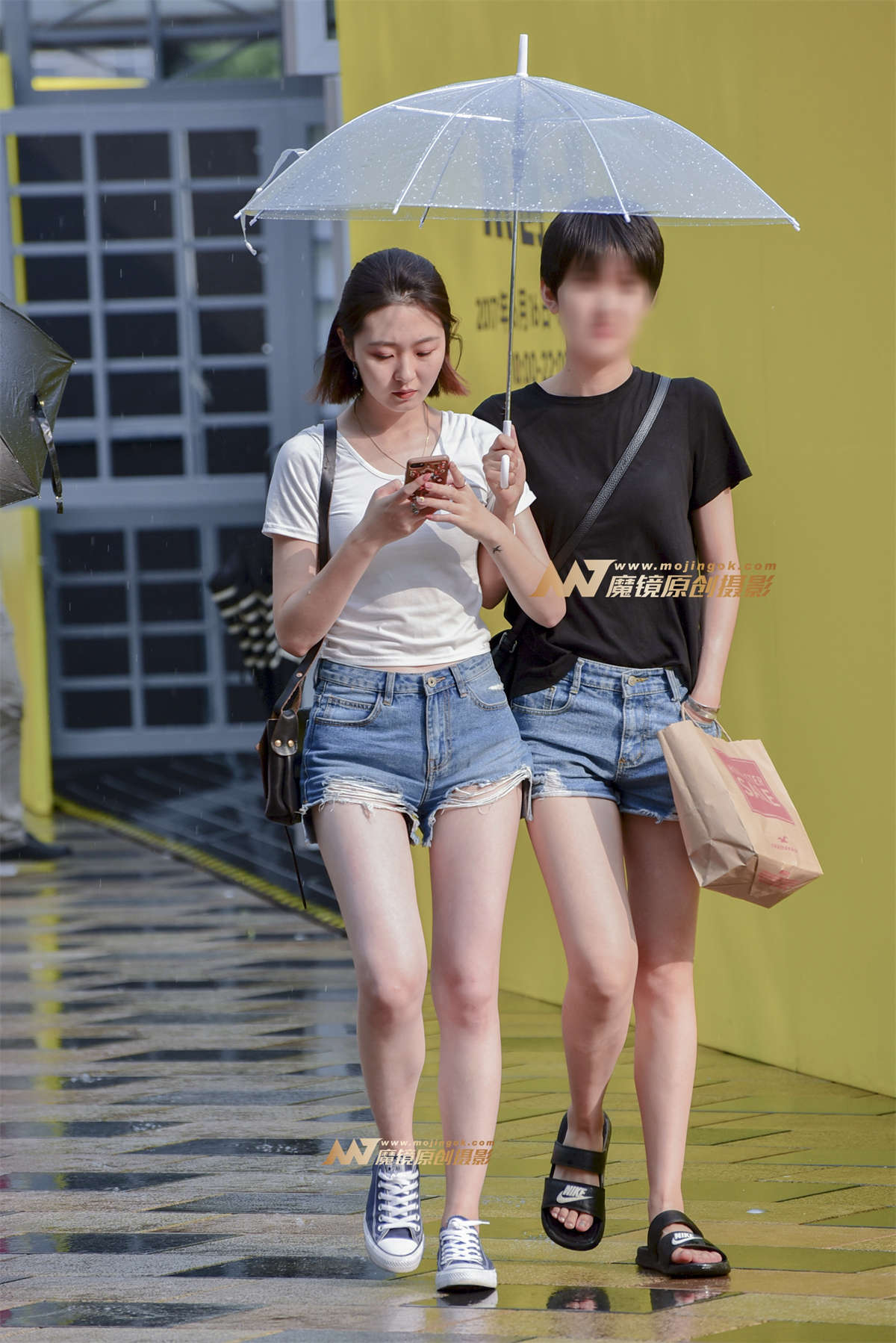 雨后热裤长腿美女-日更街拍