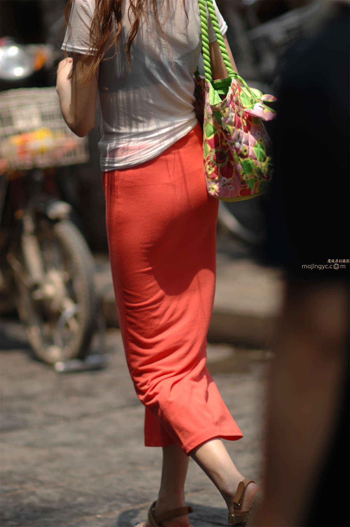 2016-08-07性感T裤裹身长裙少妇33张-日更街拍