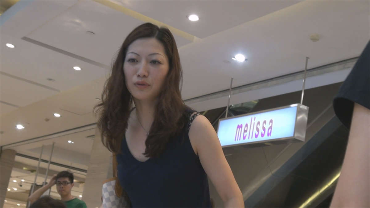 图片[2]-夏日商场美女试鞋-日更街拍