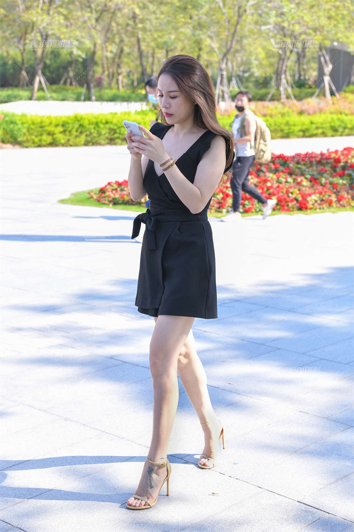 黑短裙美腿-日更街拍
