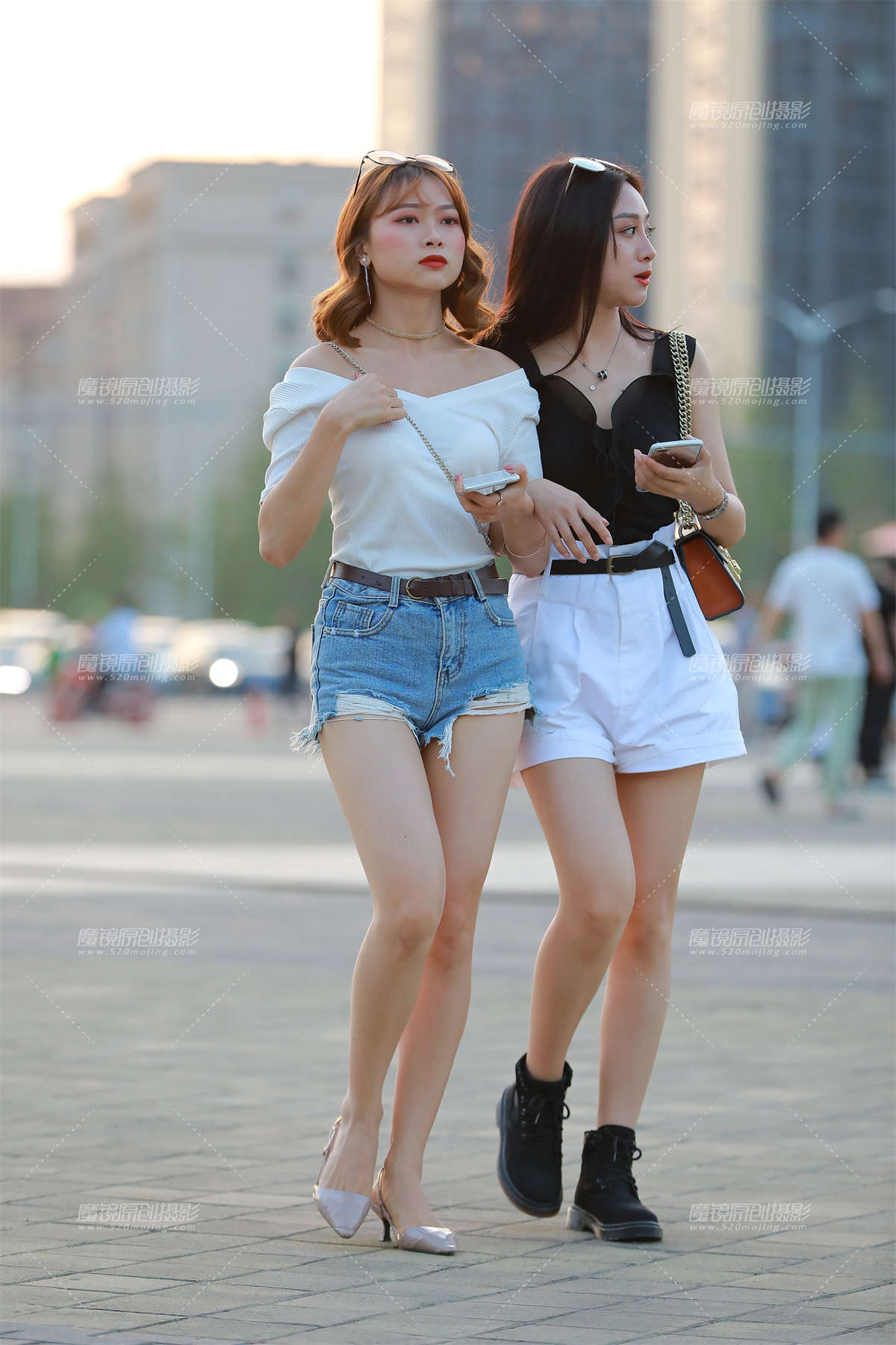 热裤小姐姐这双腿，真迷人-日更街拍