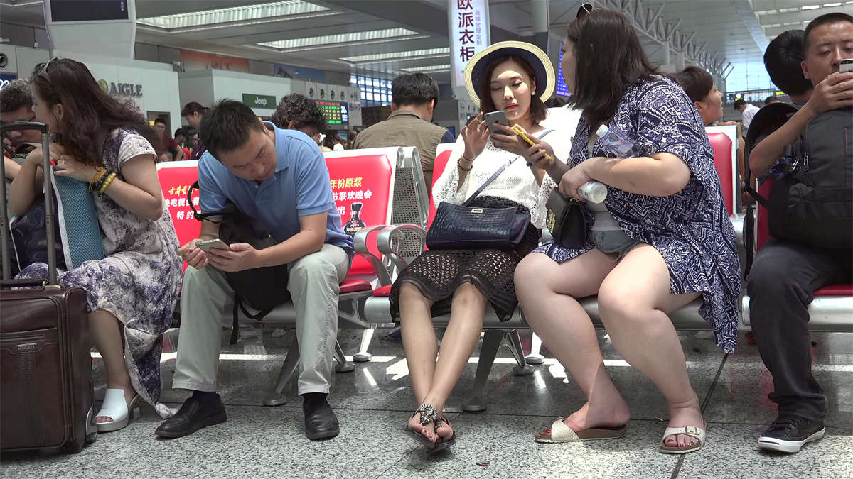 图片[2]-有明星气质的漂亮姑娘，一双周正的艳足总体安分-日更街拍