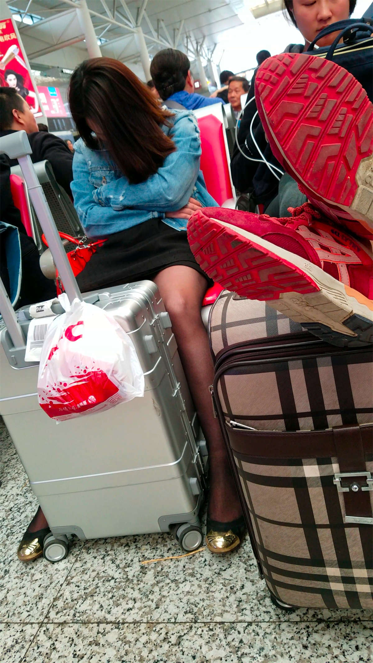 图片[2]-[4K高清视频]车站黑色包臀裙黑色丝袜极品长腿短发少妇睡着了-日更街拍