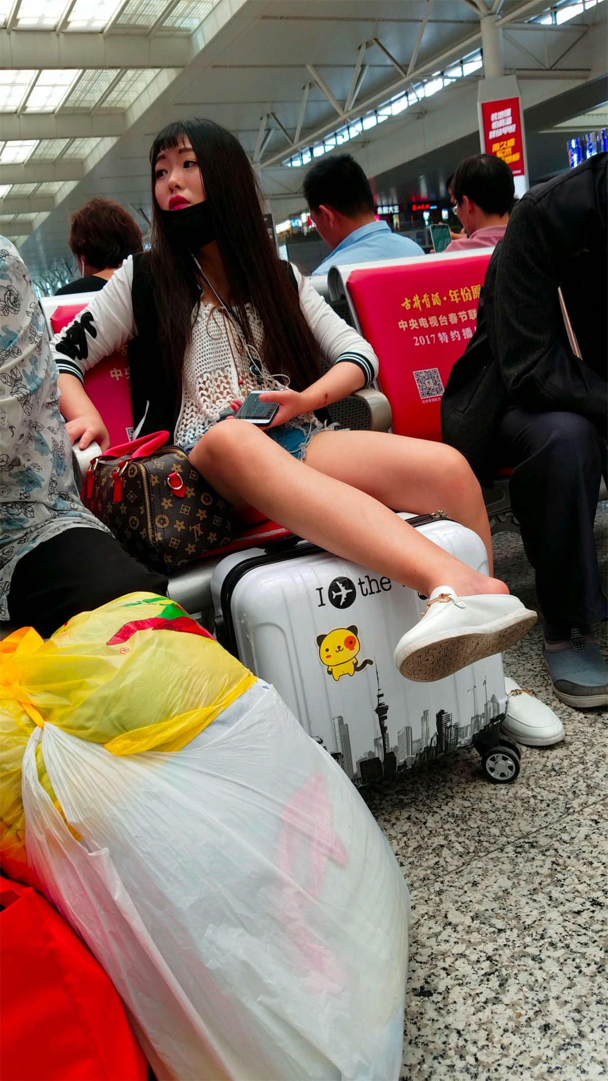 [4K高清视频]高铁站很性感的女子-日更街拍