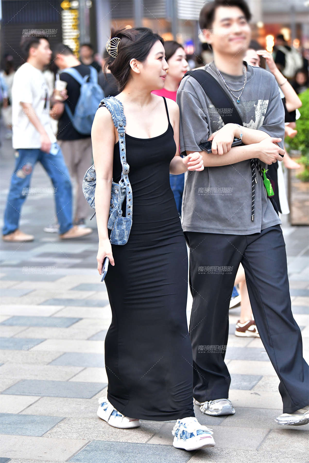 ★漂亮裹身长裙美女-日更街拍