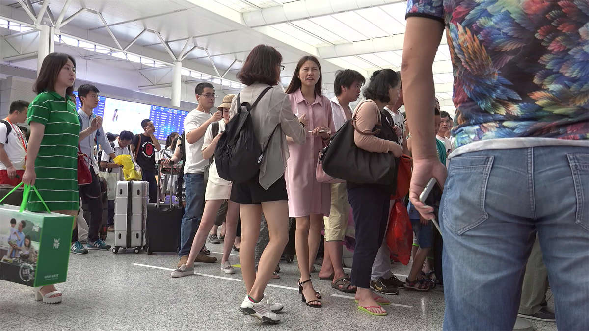 又高又瘦的女神款姑娘，脚长啥样你一定感兴趣-日更街拍