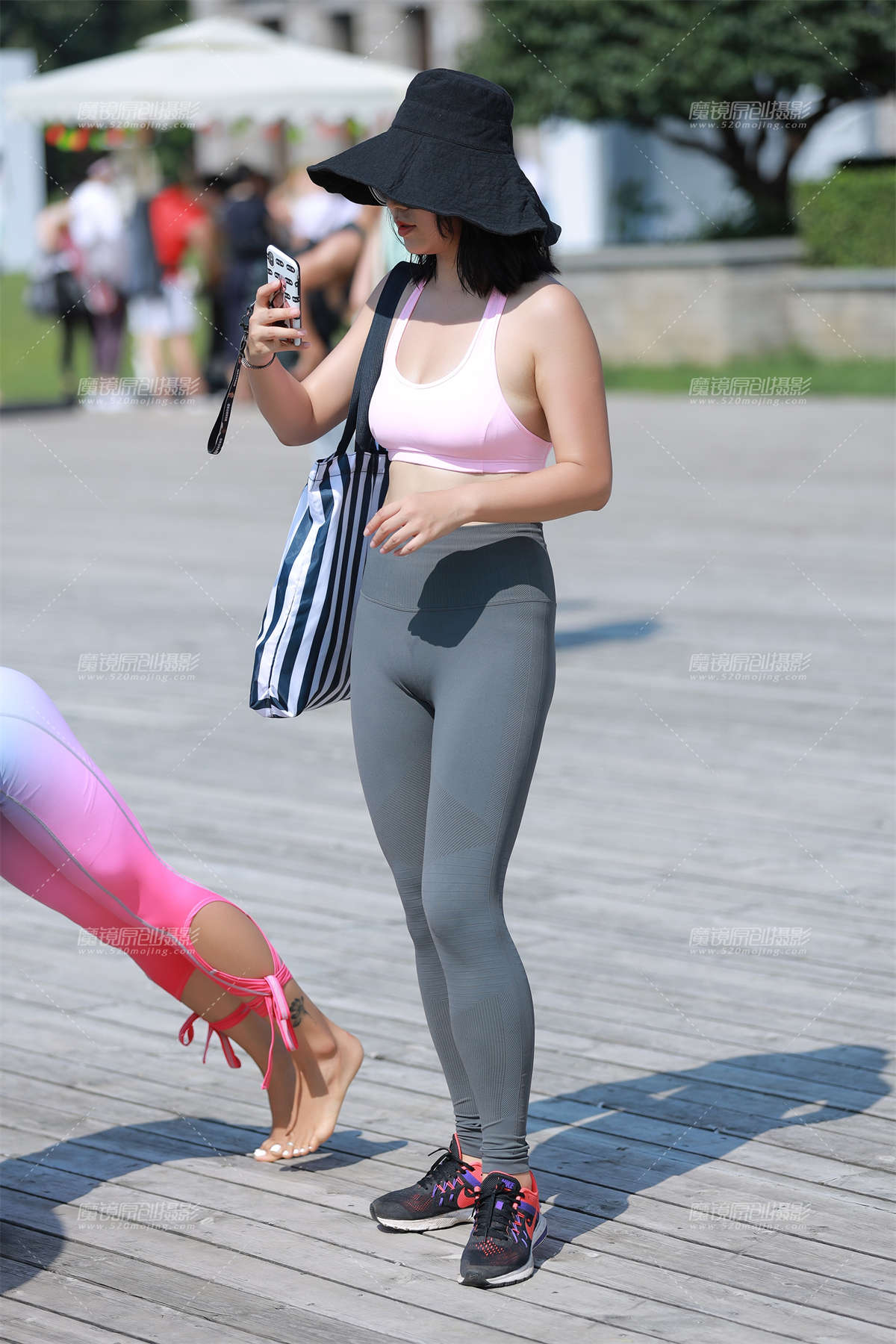 【小默赛帖】第1466篇★性感紧身美女★-日更街拍