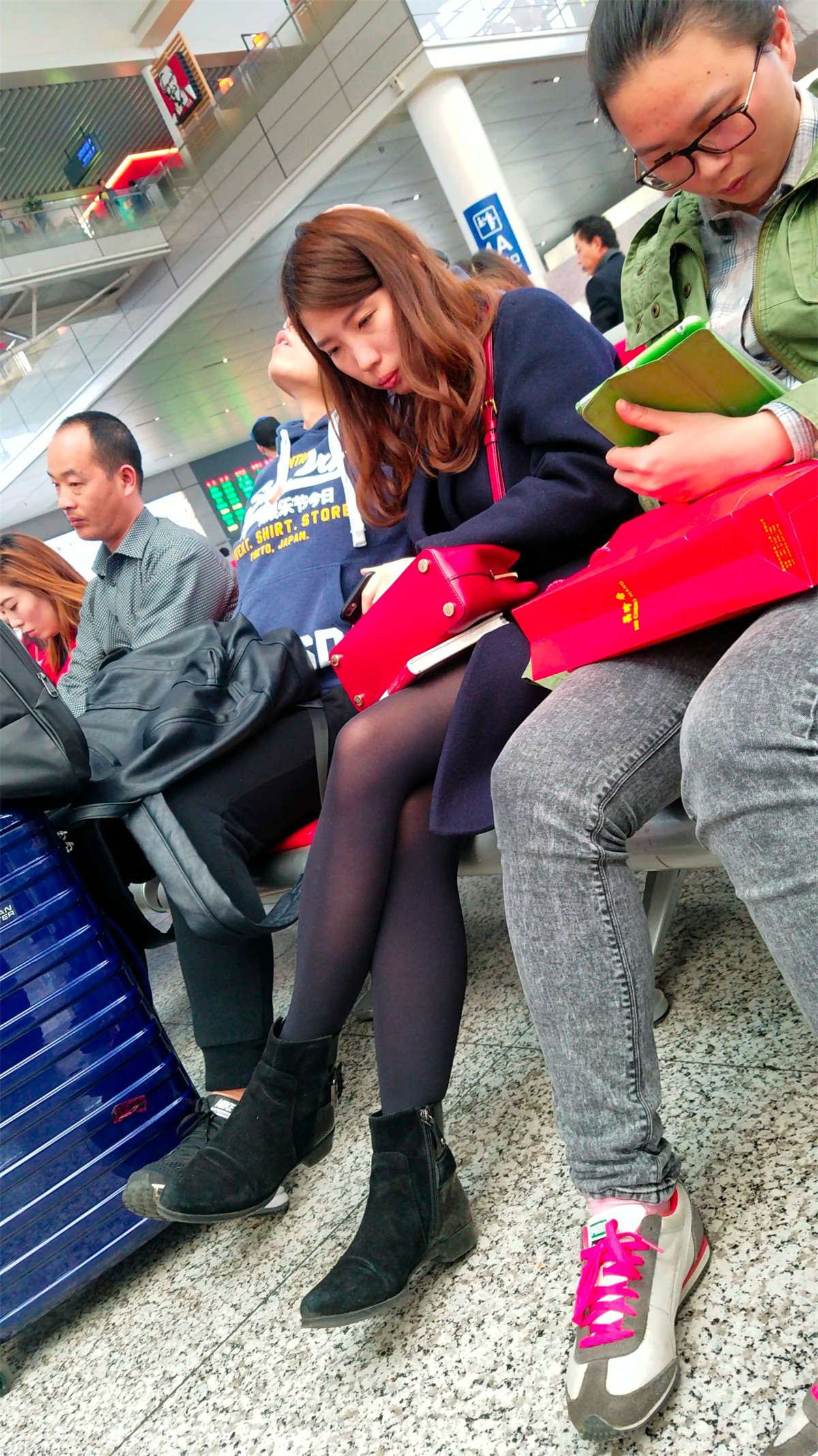 图片[2]-[4K高清视频]车站候车的黑色丝袜长发小少妇-日更街拍