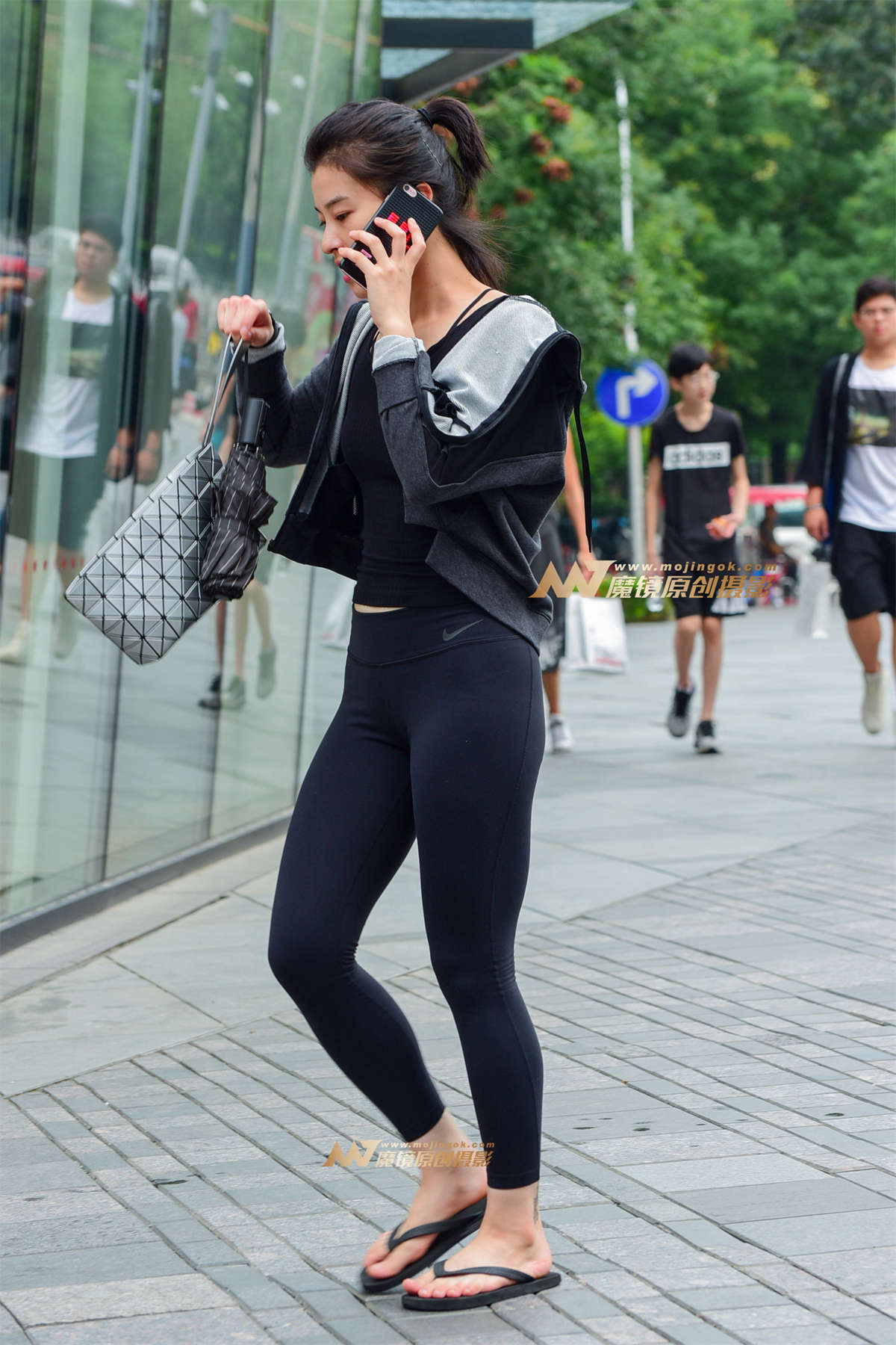 紧身瑜珈裤美女-日更街拍