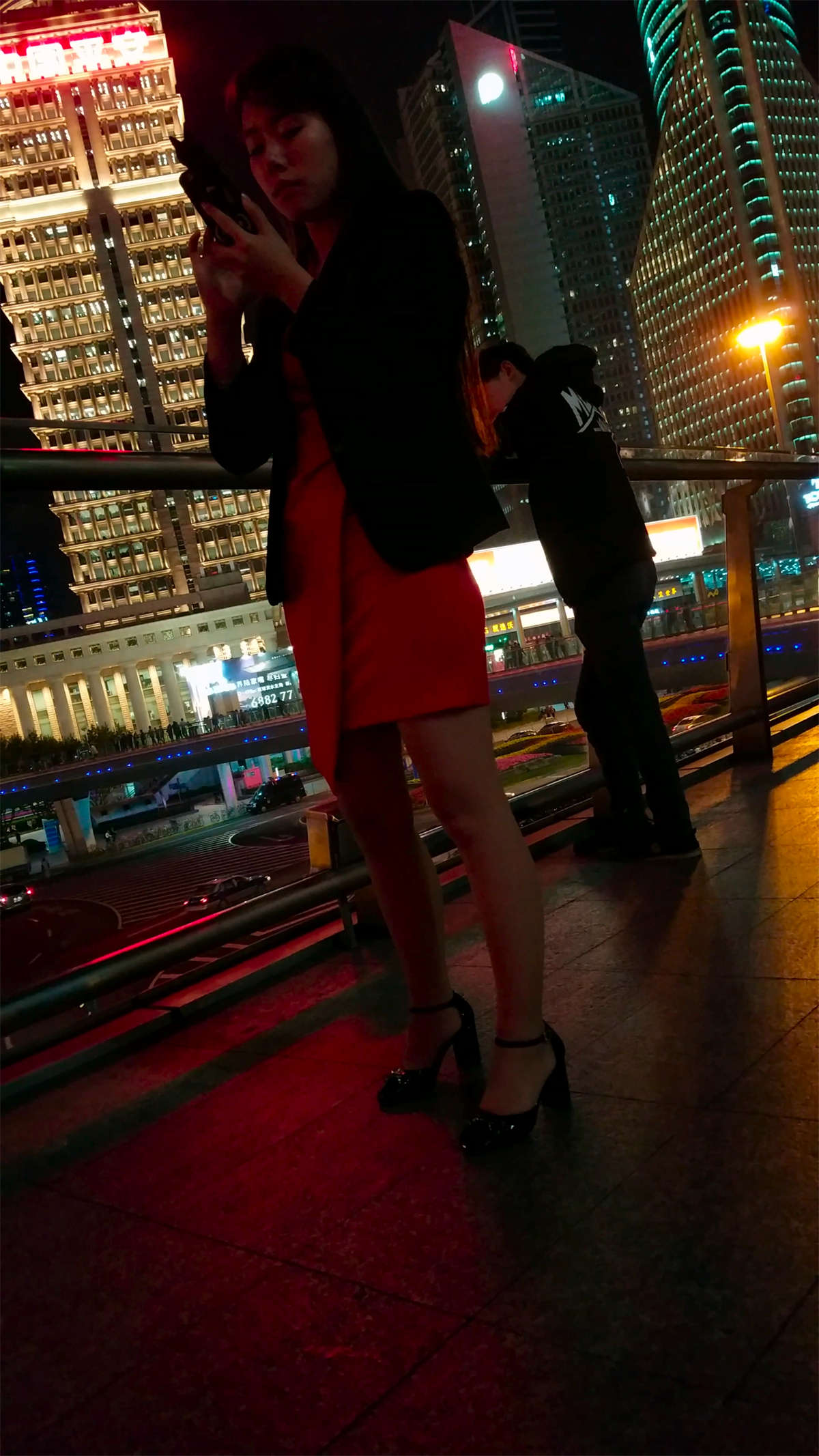 图片[2]-黑夜中的短裙美女-日更街拍