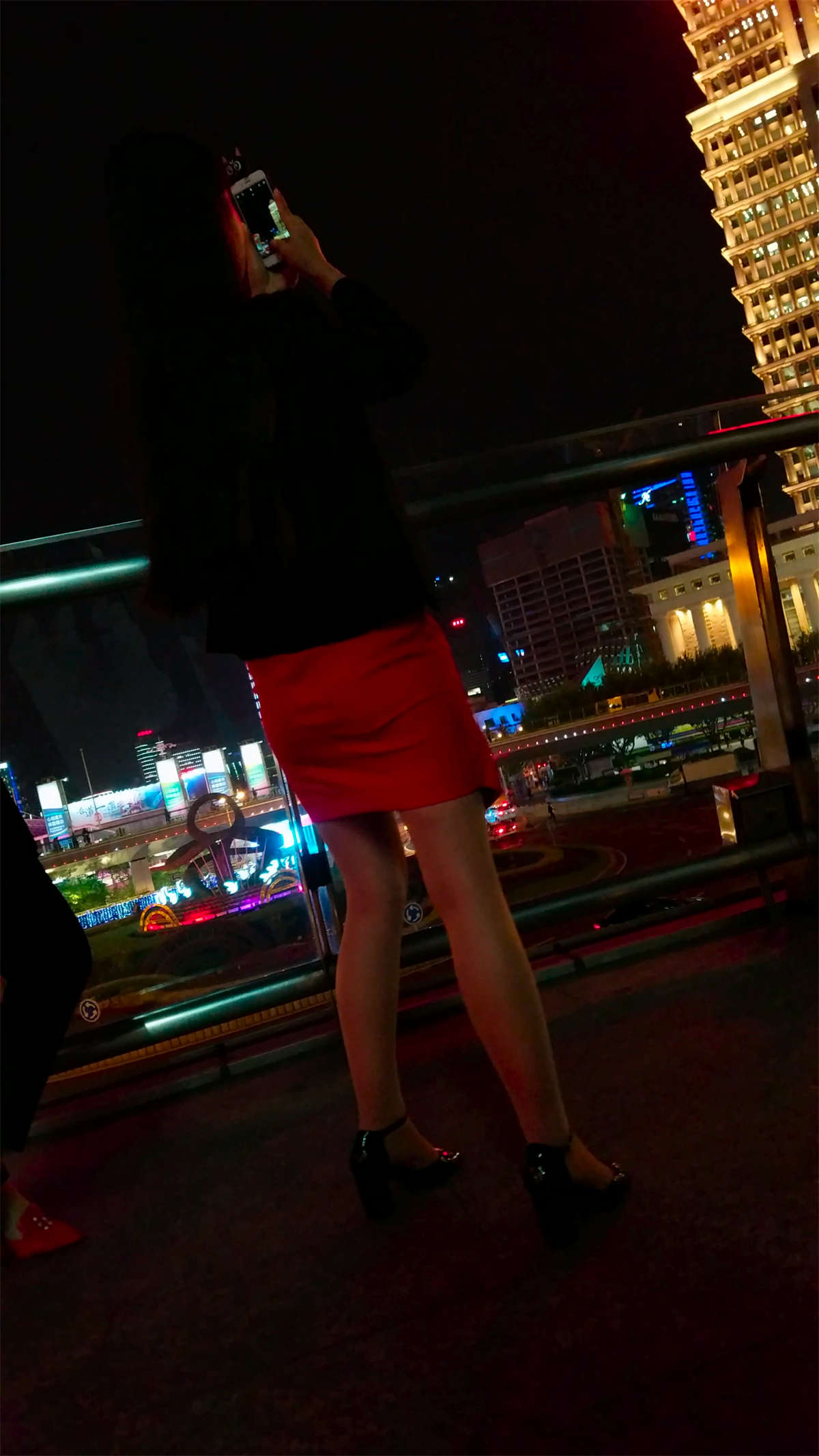 黑夜中的短裙美女-日更街拍