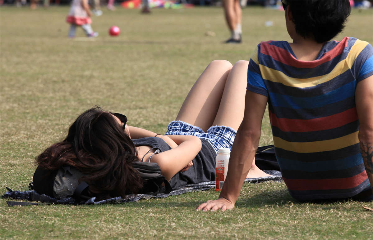 图片[2]-踏青公园街拍系列No.25 阳光女孩的日光浴时间-日更街拍