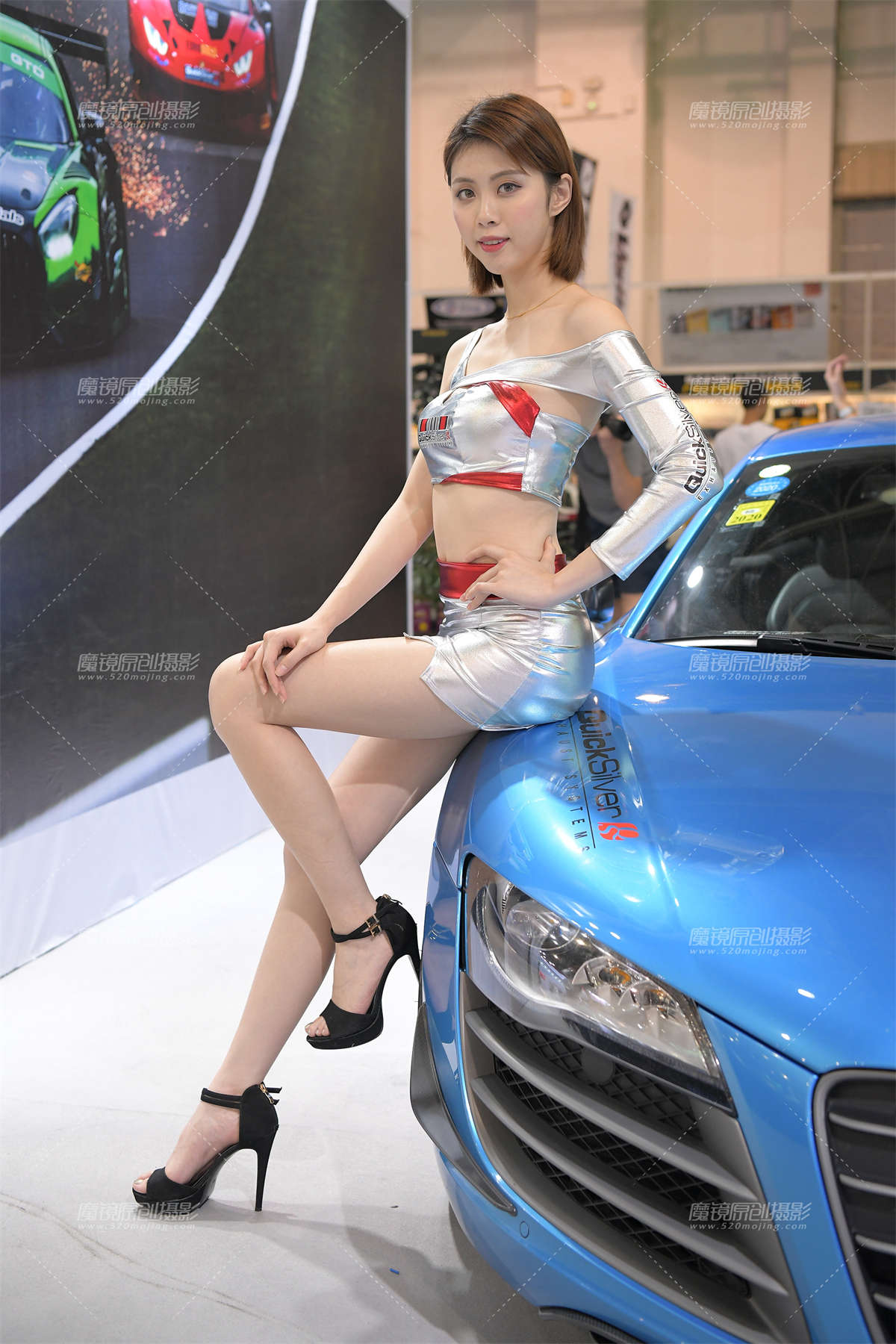 图片[2]-性感，银色包臀裙女模-日更街拍