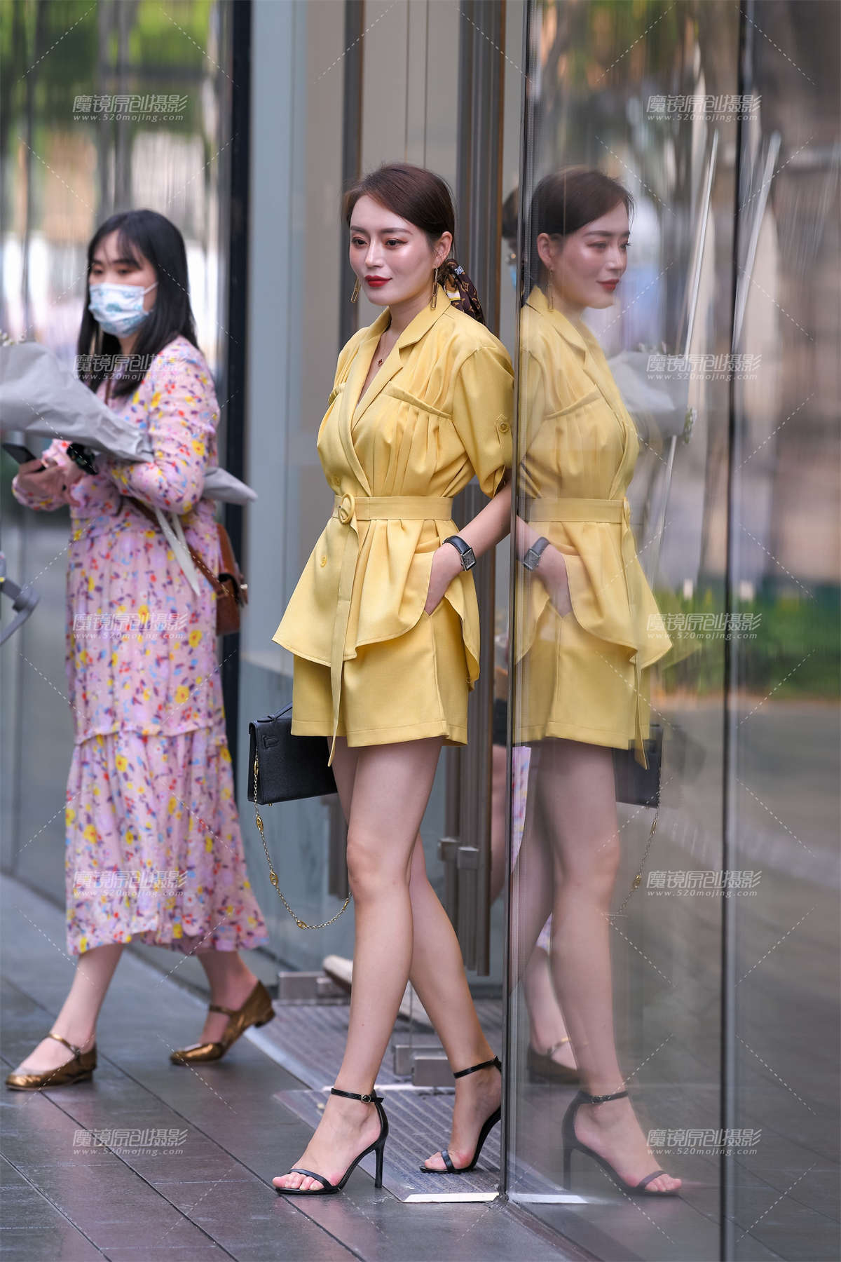图片[2]-黄衫高跟凉鞋美腿-日更街拍