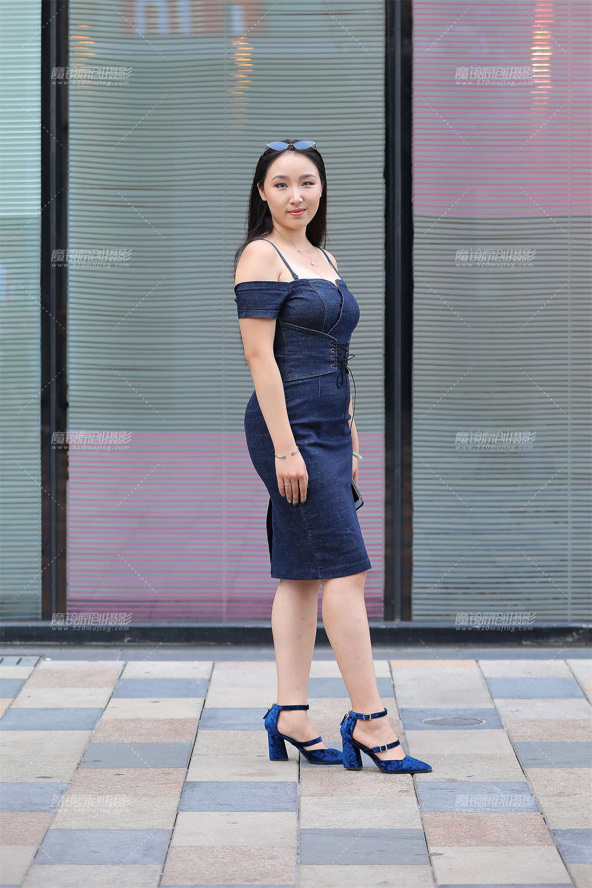 小吊带牛仔包臀裙-日更街拍