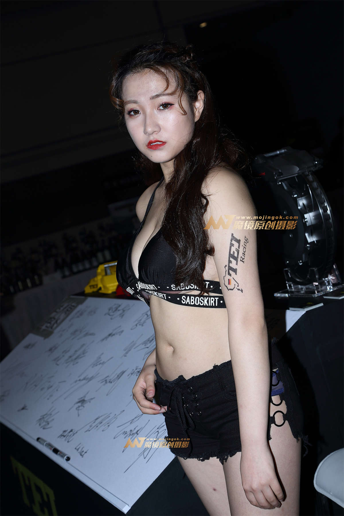 【番茄酱赛帖】丰满的黑色热裤模特-日更街拍