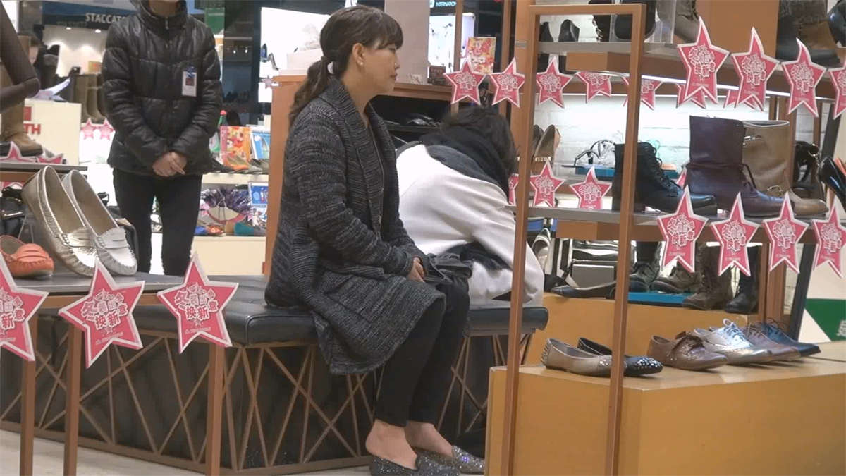 图片[2]-心中犹豫不决，两只鞋来回穿脱-日更街拍