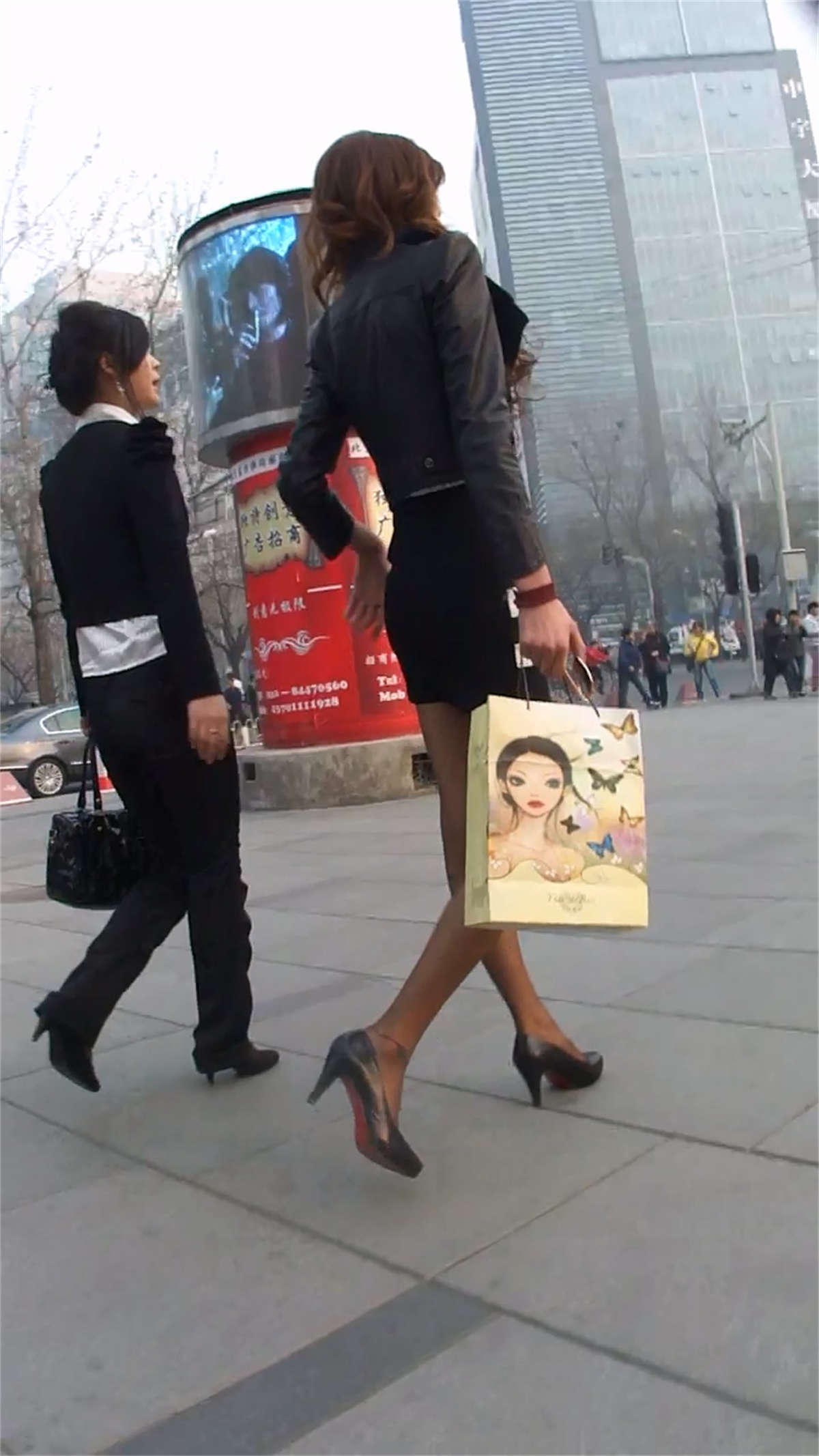 图片[2]-身材很苗条的长腿美女-日更街拍