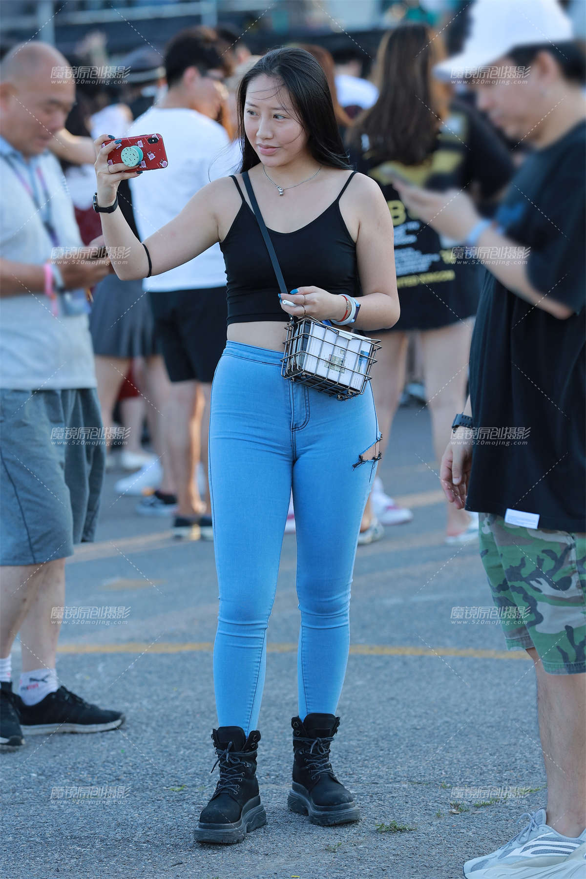 【小默赛帖】第1468篇★撑破牛仔裤的美女★-日更街拍