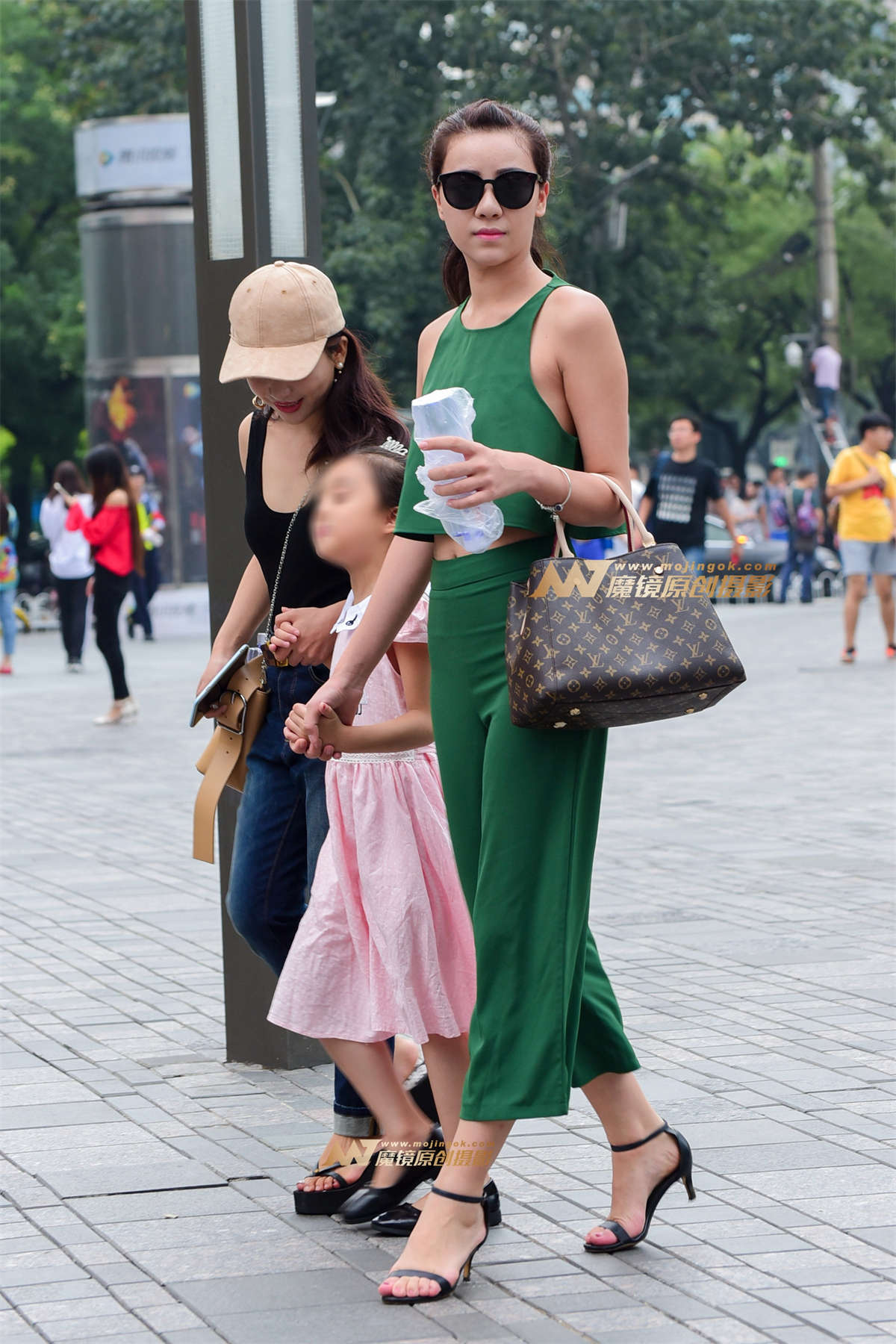 时尚靓丽的人妻少妇 蕾丝内痕若隐若现-日更街拍