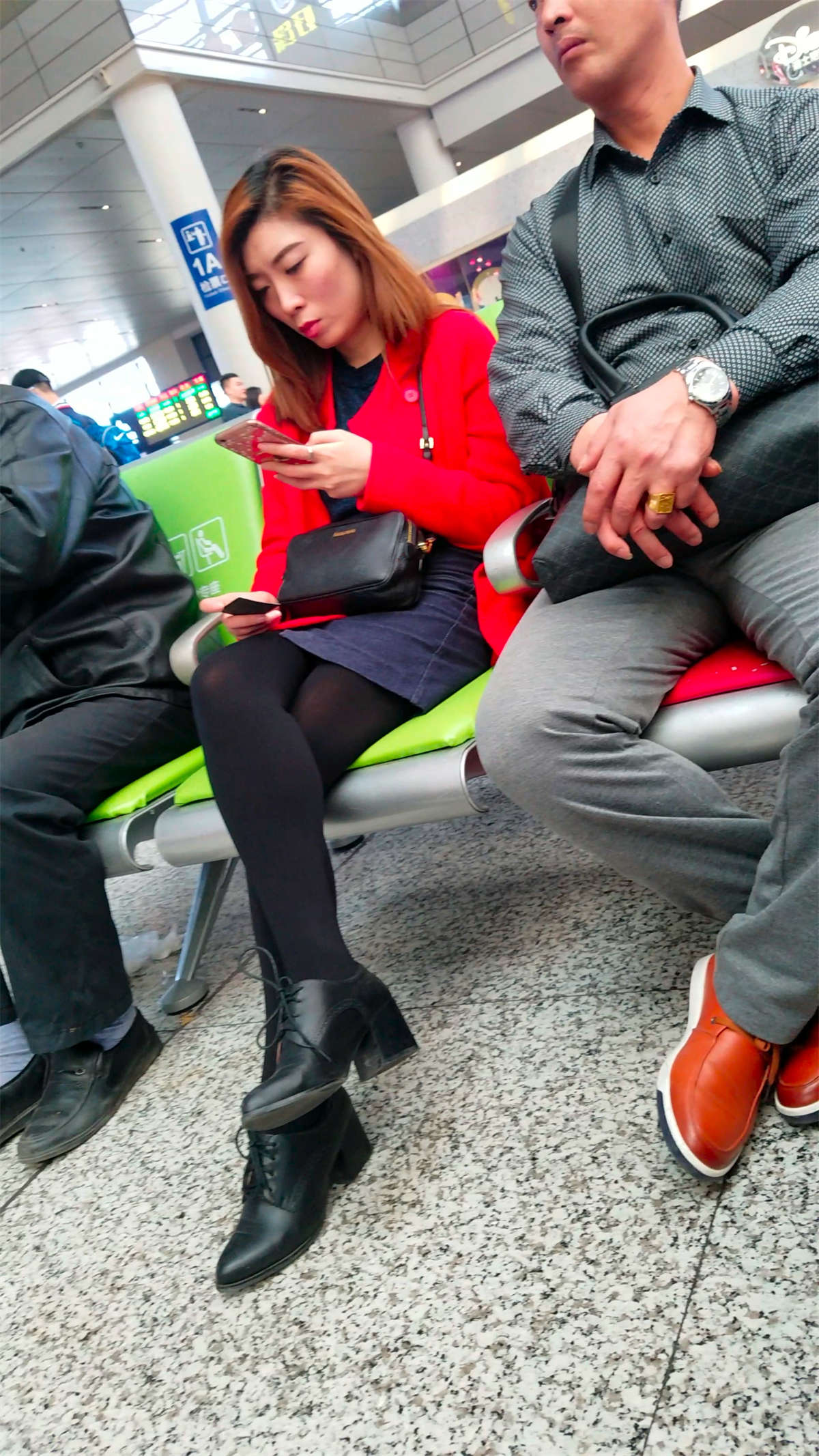 图片[2]-[4K高清视频]红衣黑丝候车女-日更街拍