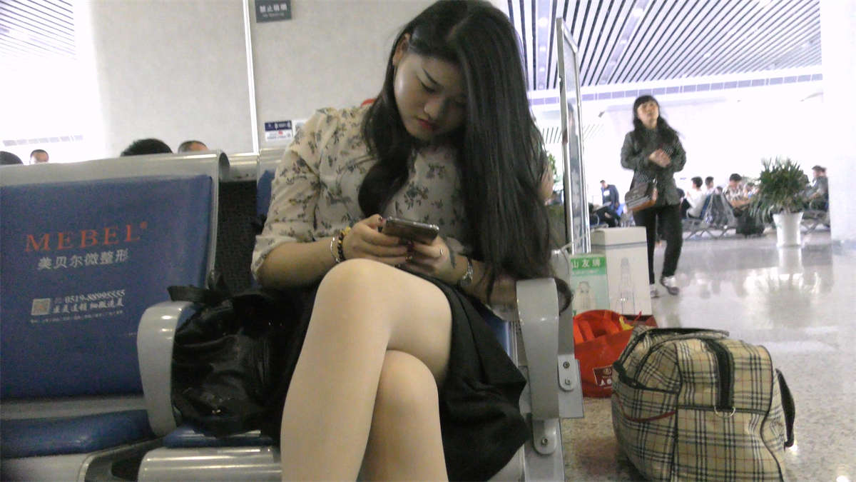 图片[2]-候车室特写丝袜性感美女的凉高玉足-日更街拍
