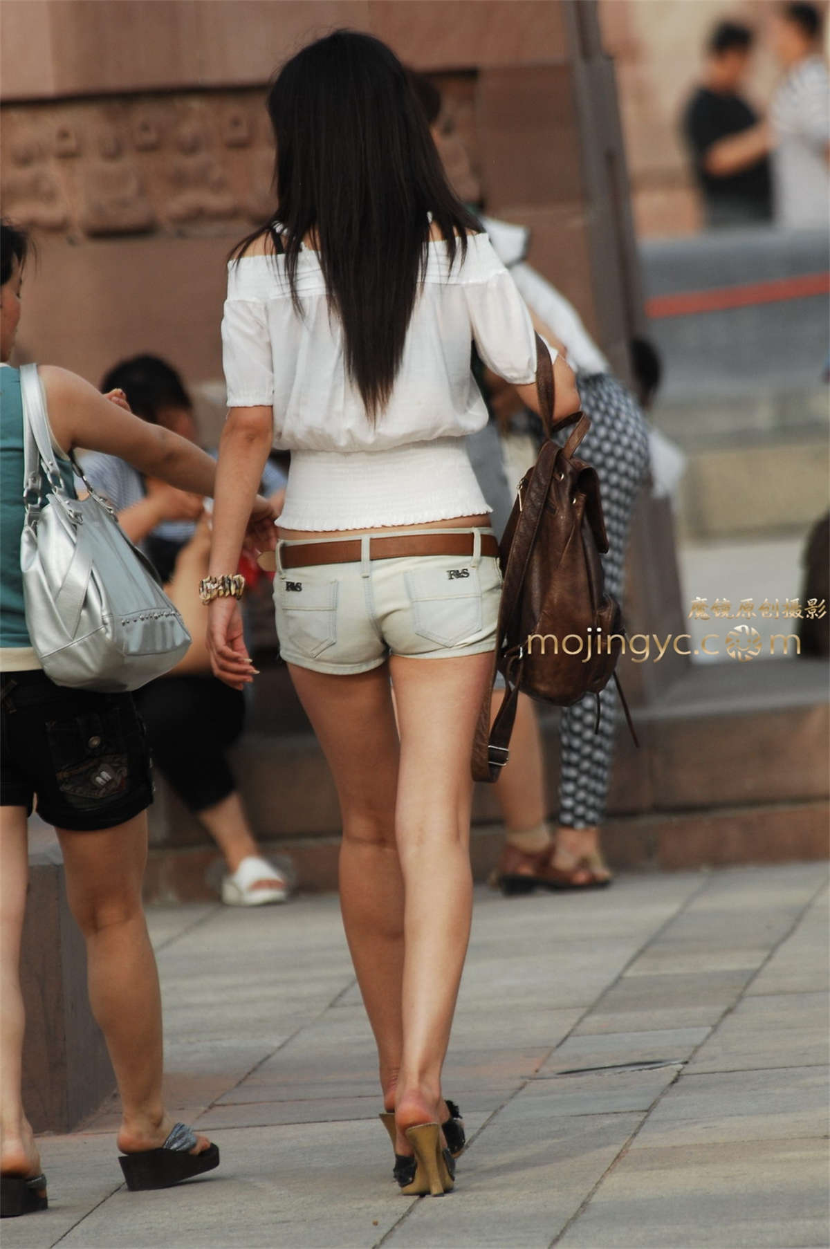 2016-08-12曼妙身材小紧裤少妇20张-日更街拍