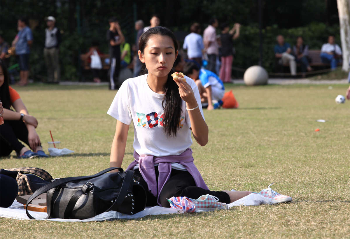 踏青公园街拍系列No.26 一双薄到极致的美少女细长素足-日更街拍