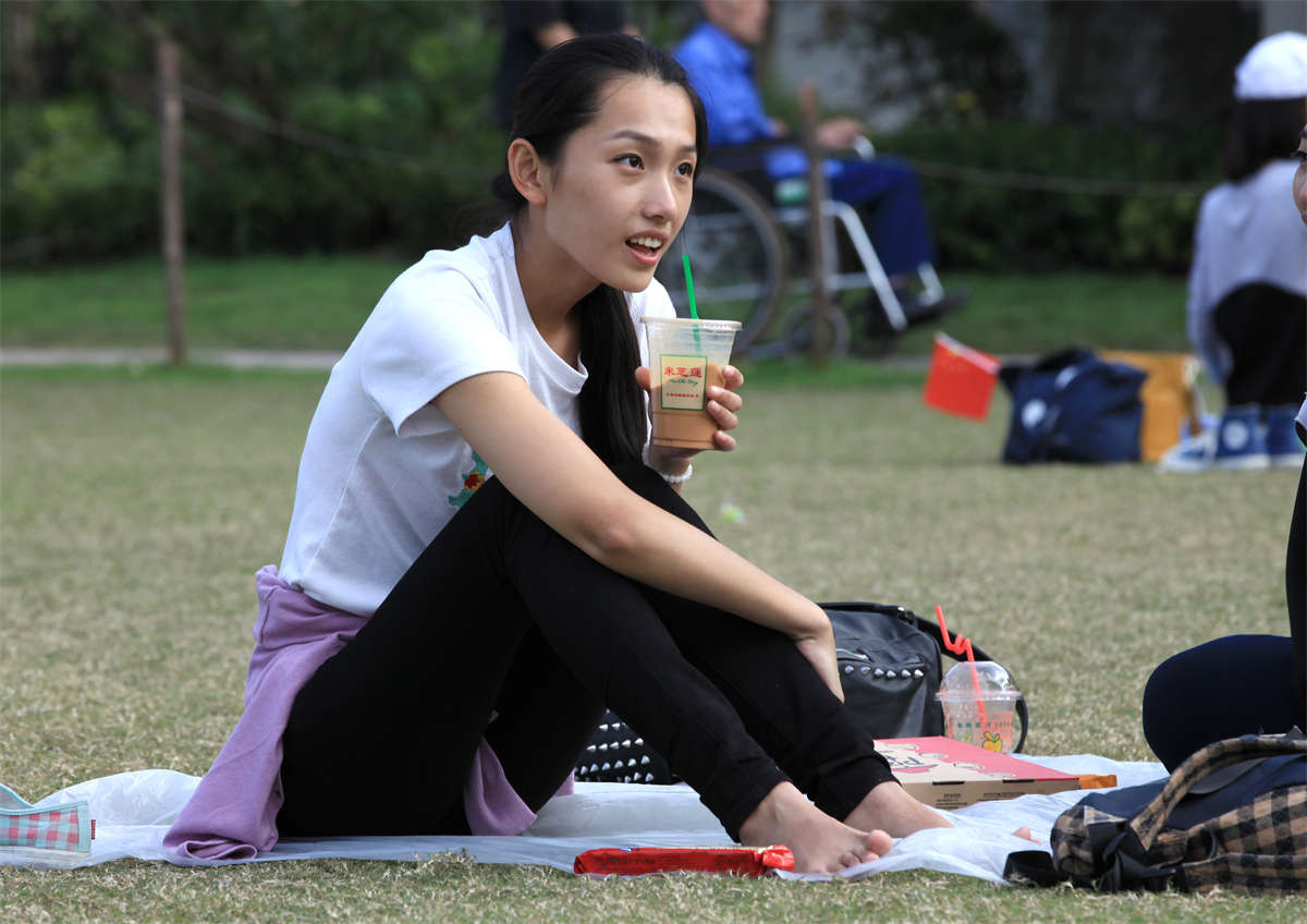 图片[2]-踏青公园街拍系列No.26 一双薄到极致的美少女细长素足-日更街拍