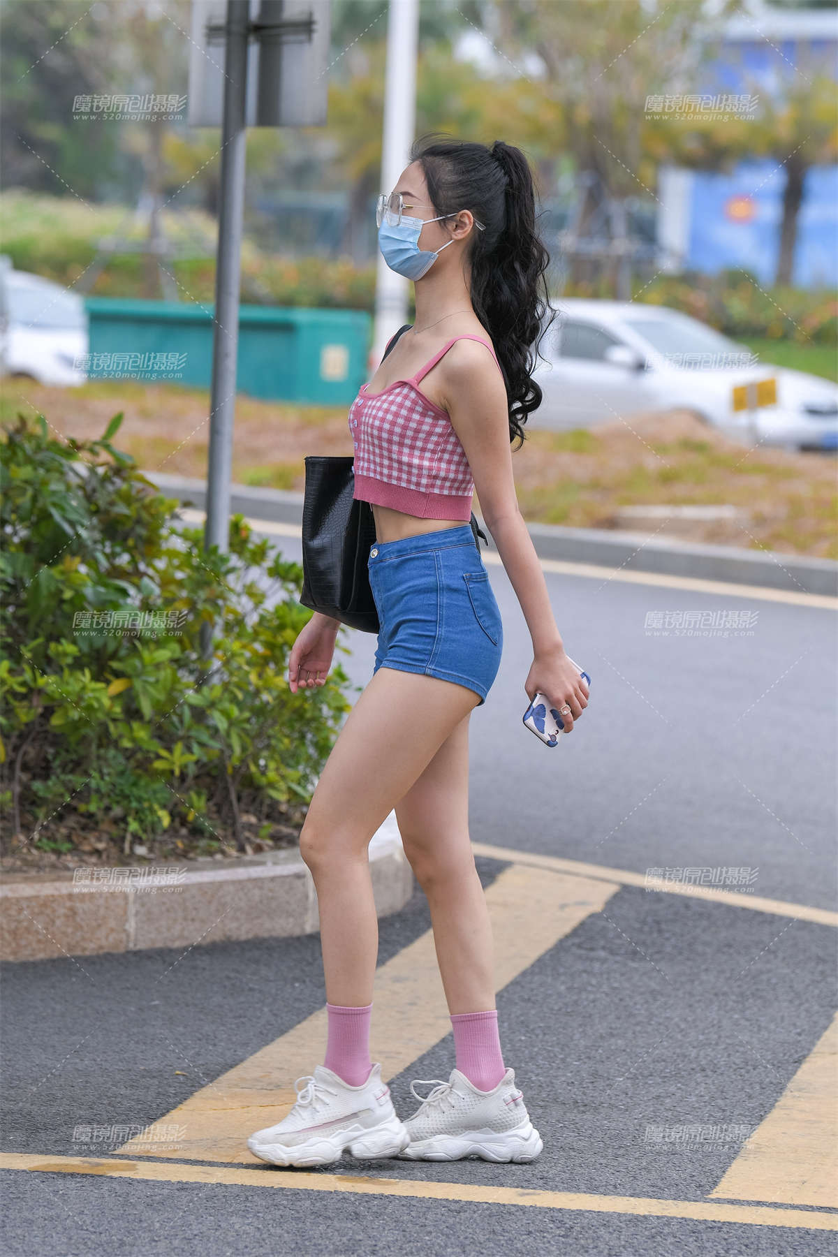 紧身热裤小妹-日更街拍