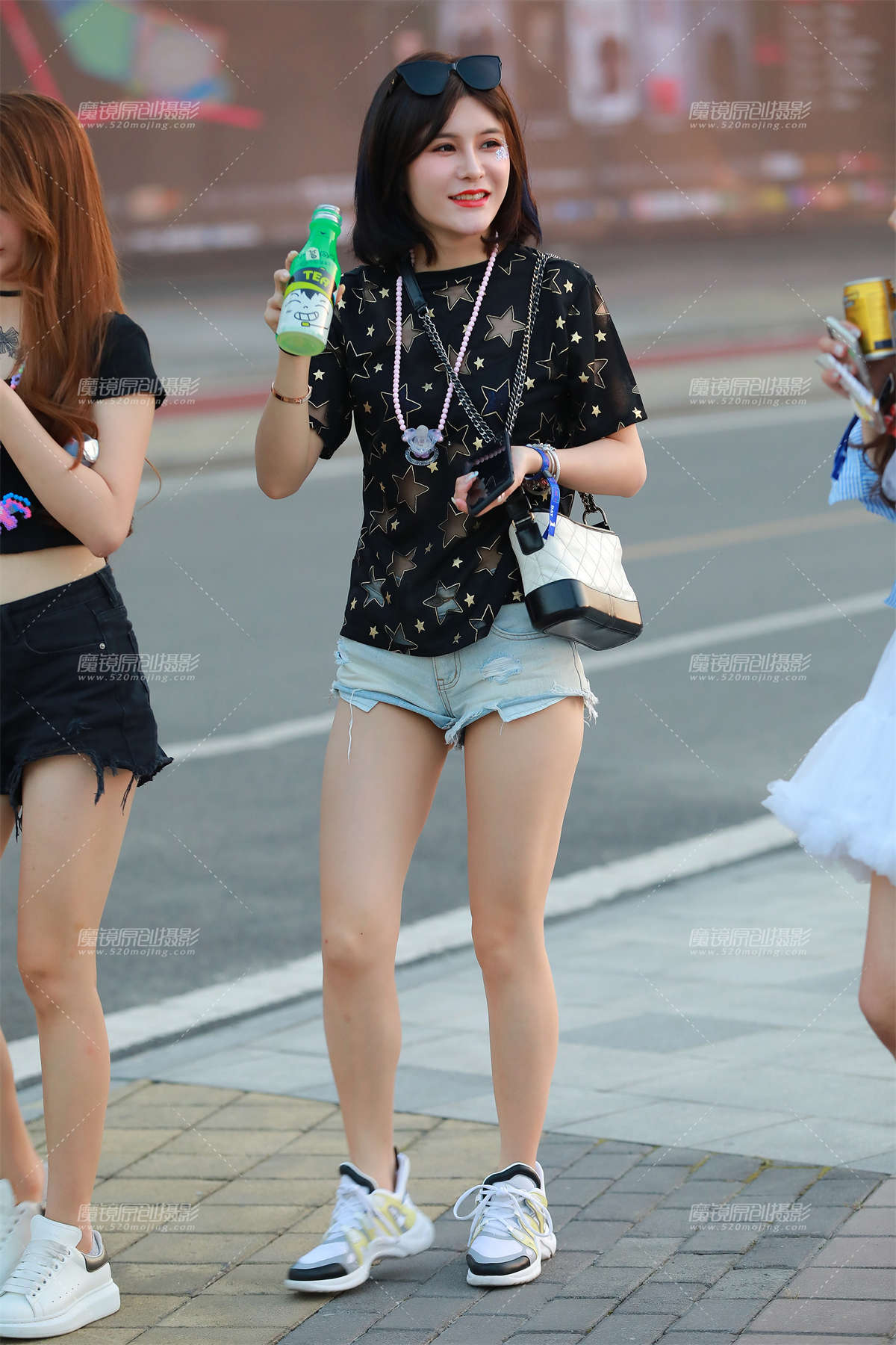 小可爱，超短热裤美眉-日更街拍