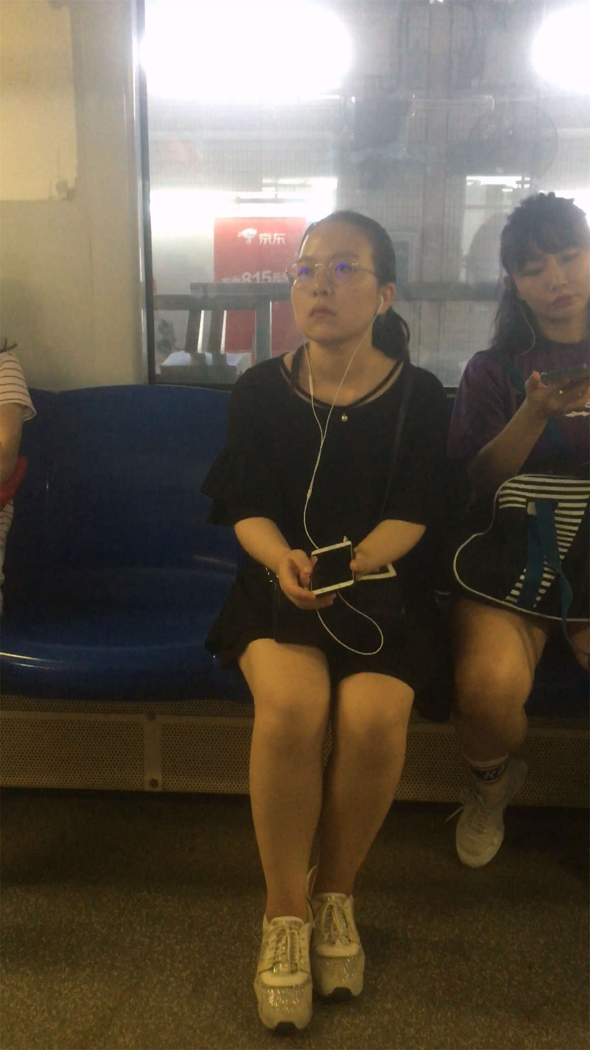 坐在对面的熟女-日更街拍