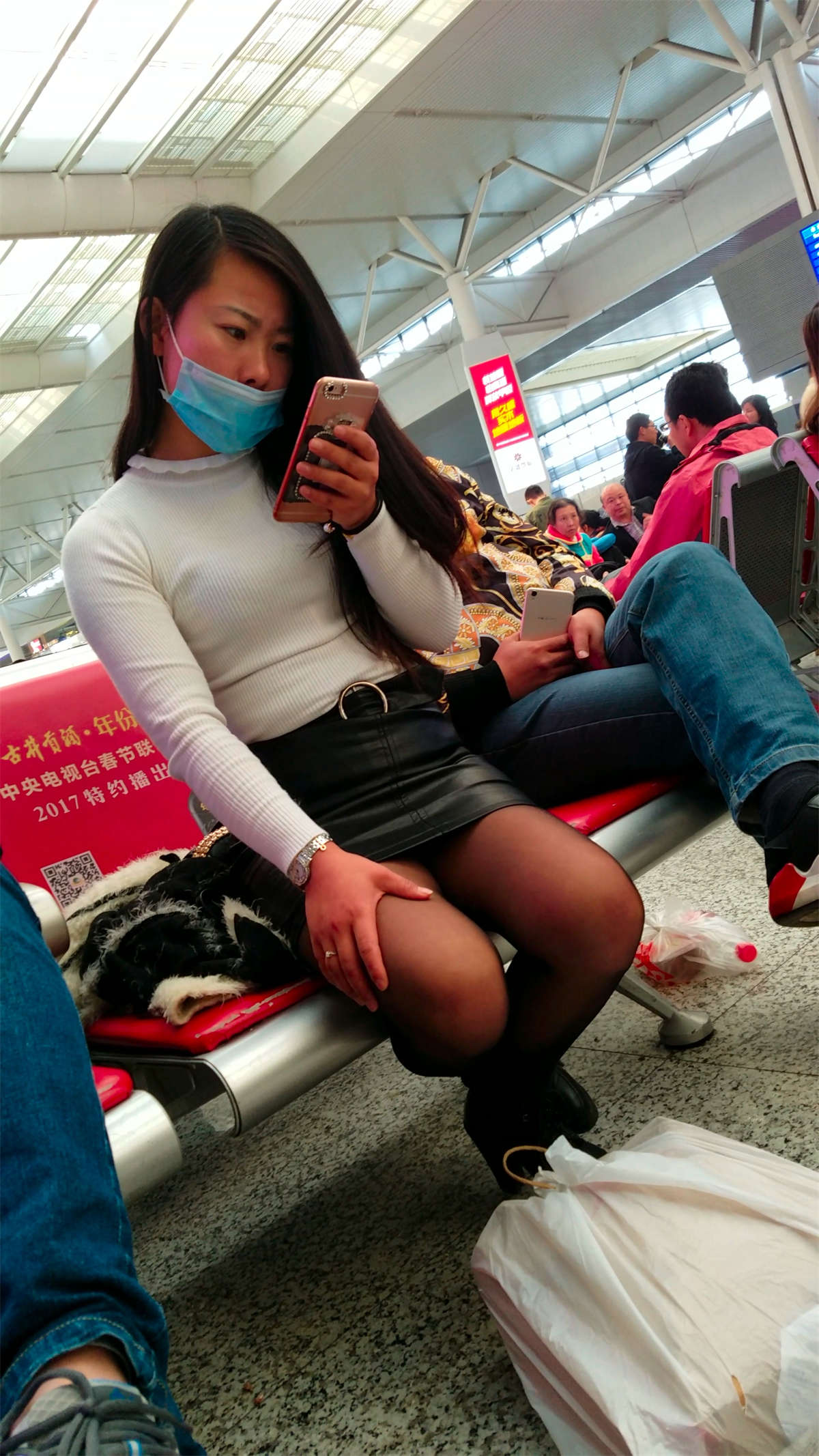 [4K高清视频]高铁站候车的黑色紧绷包臀皮裙黑丝长发少妇-日更街拍