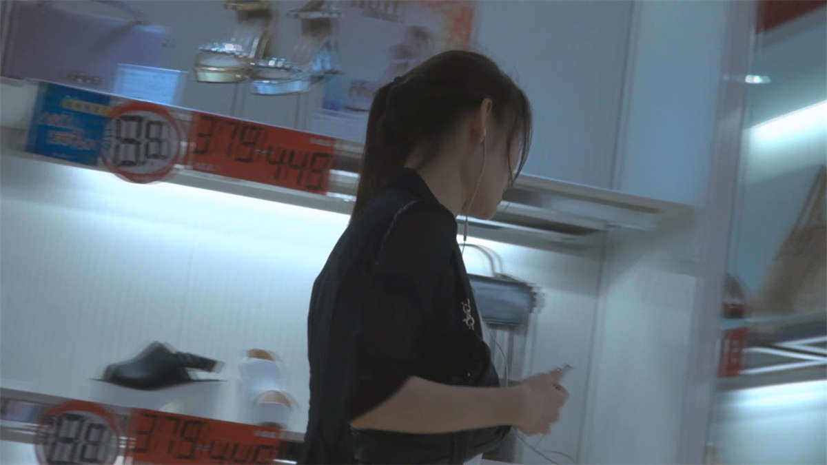 女孩进商场试了一双鞋-日更街拍