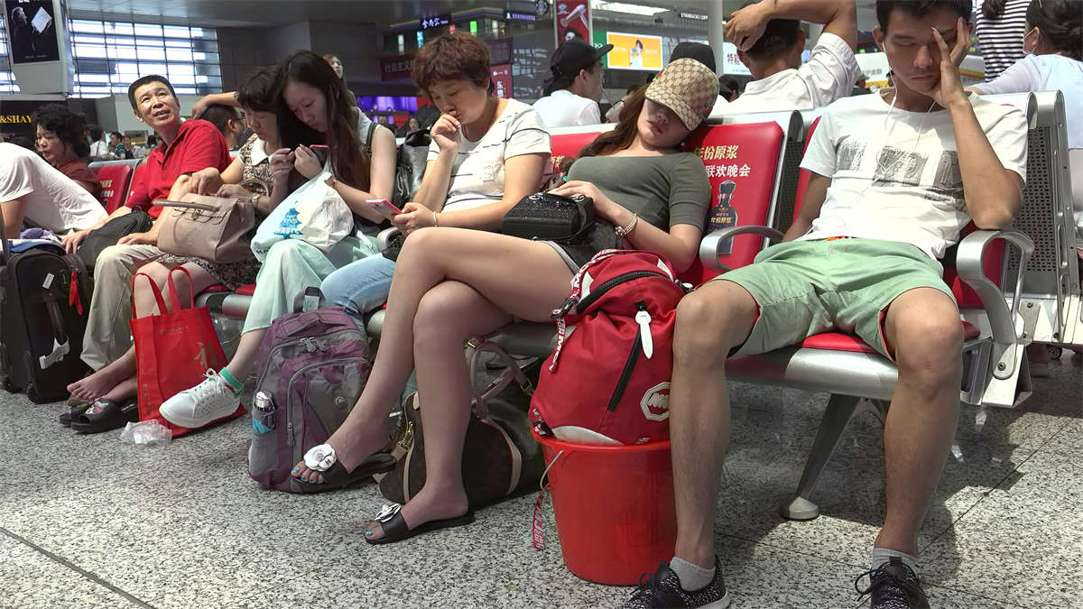 图片[2]-全身名牌的时尚女孩，就这样歪着头睡着了-日更街拍