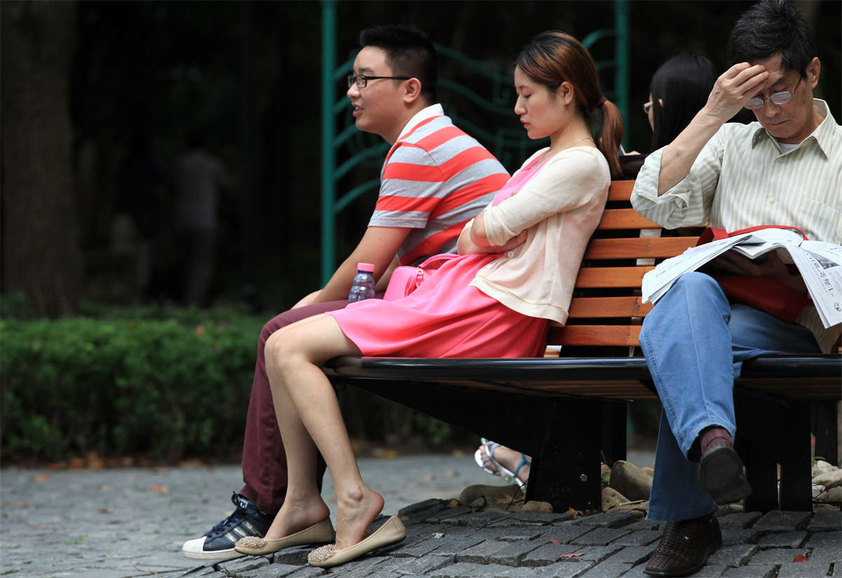 踏青公园街拍系列No.27 长椅上的漂亮女孩不自觉地把鞋脱了-日更街拍