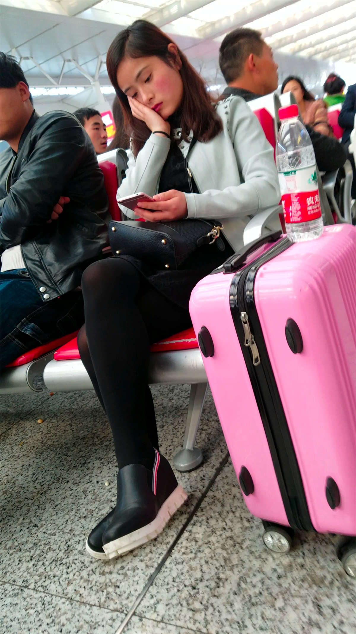 图片[2]-[4K高清视频]车站候车的黑色丝袜短裙少妇-日更街拍