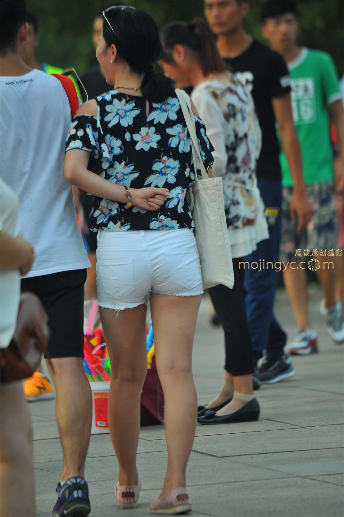 2016-08-15紧身白短裤美臀美眉87张-日更街拍