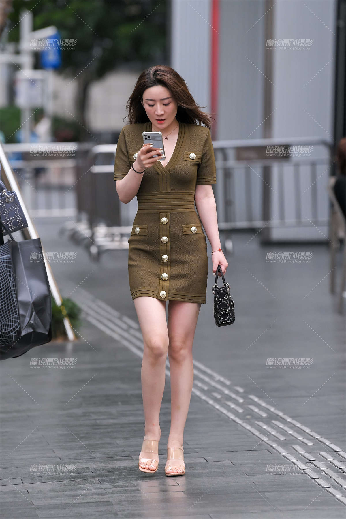 墨绿包臀裙美腿-日更街拍