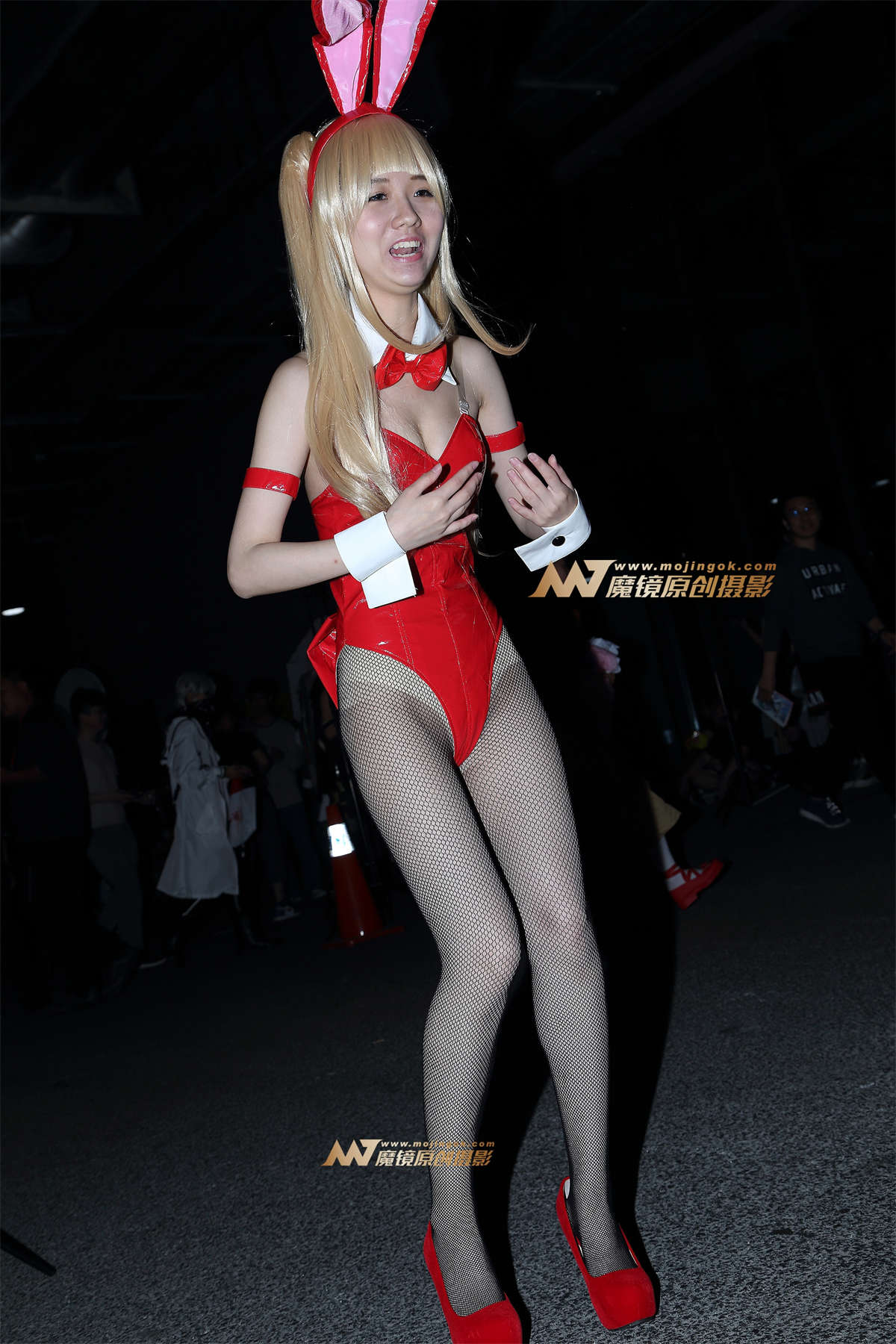 【番茄酱赛帖】可爱的黑丝兔女郎Coser-日更街拍