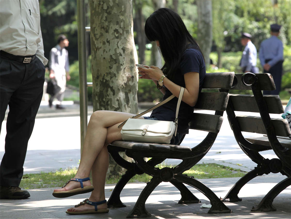 图片[2]-踏青公园街拍系列No.28 长椅少女的艳趾凉拖-日更街拍