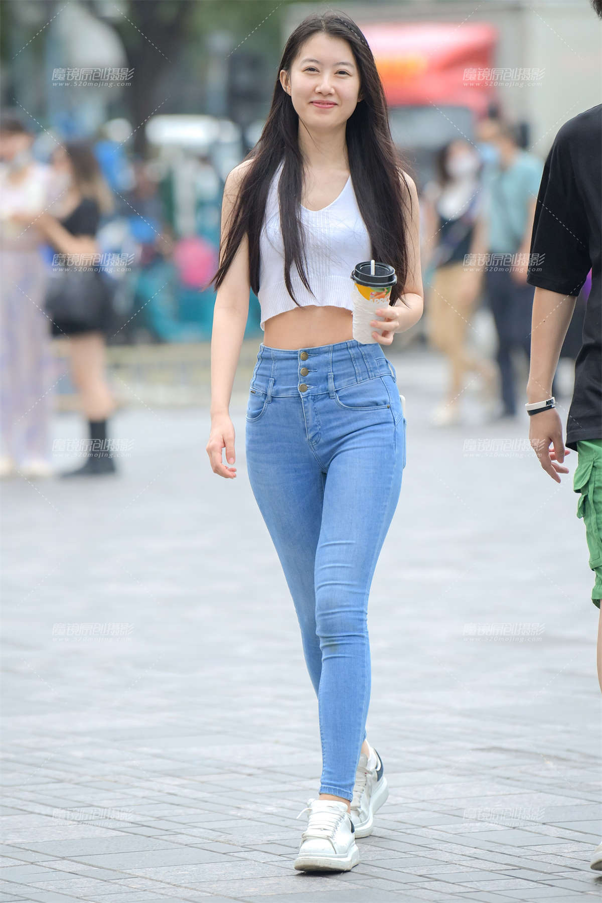【街拍之魂赛帖】素颜翘臀牛仔妹-日更街拍