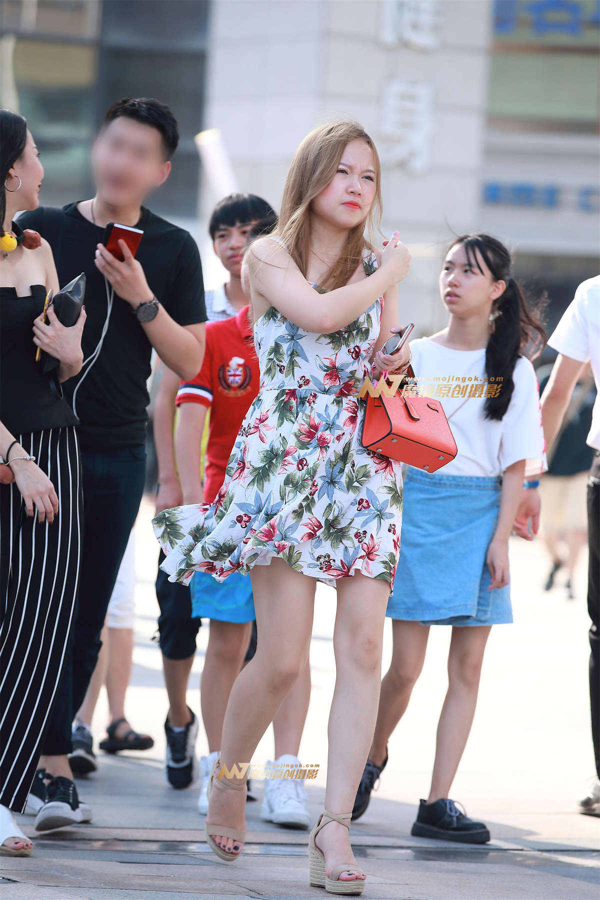 连衣裙，美腿，风吹秀发-日更街拍