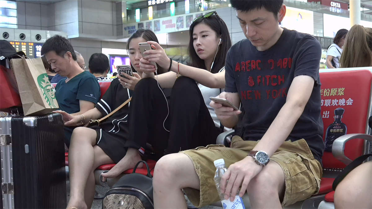 图片[2]-高冷女神竟然脱鞋双脚上椅，除了正面攻击别无他法-日更街拍