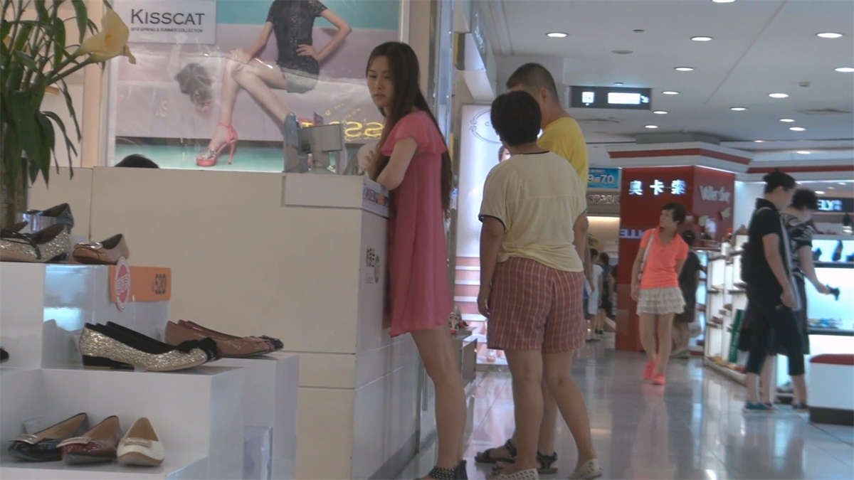这是大美女，来把她的二趾长骨感玉足看个真切-日更街拍